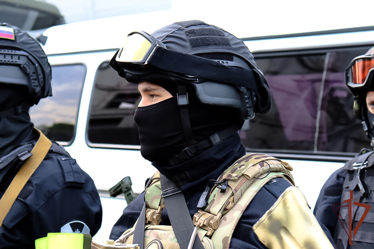 При силовой поддержке ОМОН Росгвардии задержаны подозреваемые в совершении преступлений