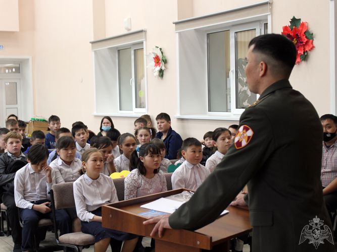 Накануне 27-й годовщины со дня принятия Конституции России росгвардейцы Республики Алтай провели встречу со школьниками