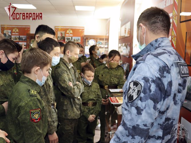 В Республике Алтай сотрудники Росгвардии провели «Урок мужества» для учащихся региона