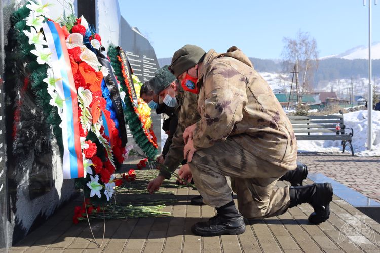 В честь юбилея Росгвардии и войск правопорядка руководство и личный состав Управления Росгвардии по Республике Алтай возложили цветы