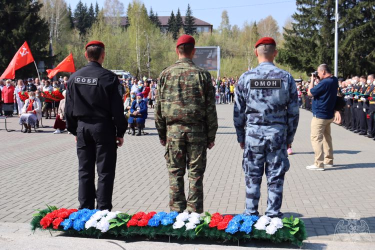 В День Победы руководство и личный состав Управления Росгвардии по Республике Алтай возложили цветы к Мемориалам Славы