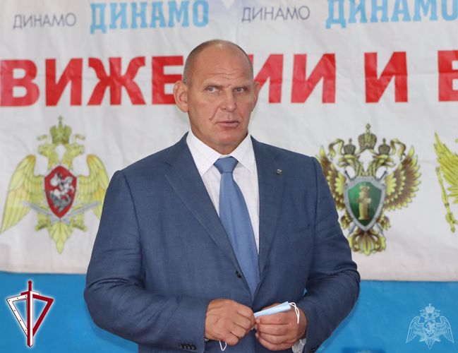 Росгвардейцы Республики Алтай встретились с легендой отечественного спорта Александром Карелиным