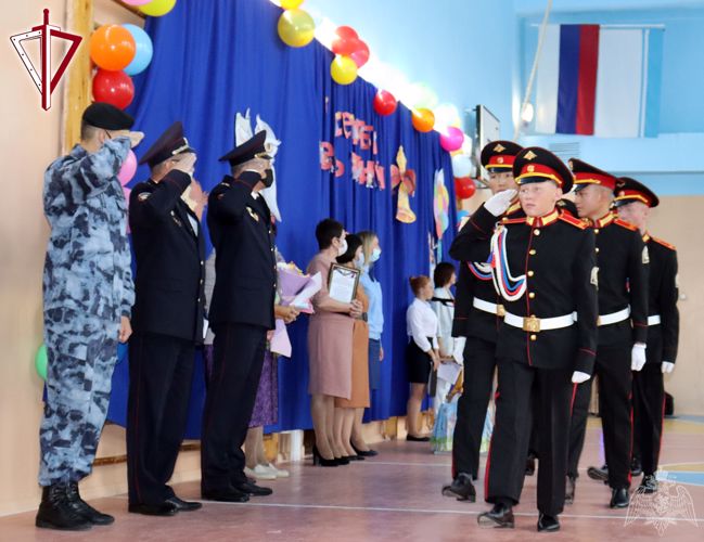 Росгвардейцы Республики Алтай поздравили подшефное образовательное учреждение с Днём знаний