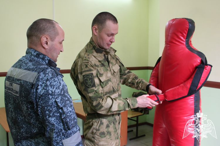 В Республике Алтай росгвардейцы проверили работников ведомственной охраны