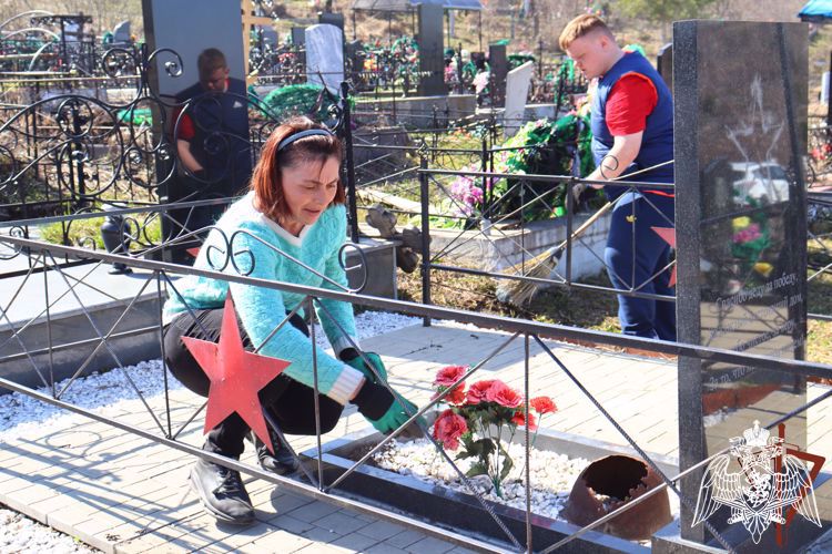 В Республике Алтай росгвардейцы и волонтеры привели в порядок могилы участников Великой Отечественной войны