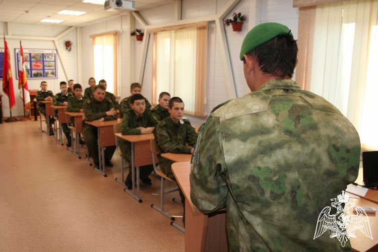 В Горно-Алтайске росгвардейцы провели урок Мужества для школьников, несущих караульную службу на Посту № 1