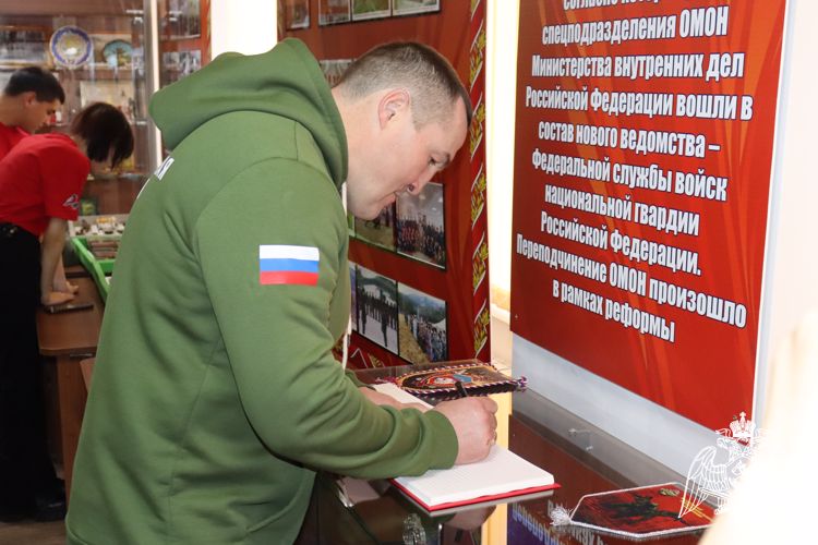 Чемпион мира по боксу Денис Лебедев встретился с росгвардейцами