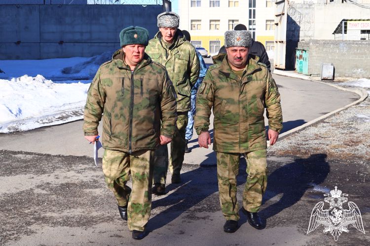Замкомандующего Сибирским округом Росгвардии в Республике Алтай проверил состояние техники и вооружения в тероргане