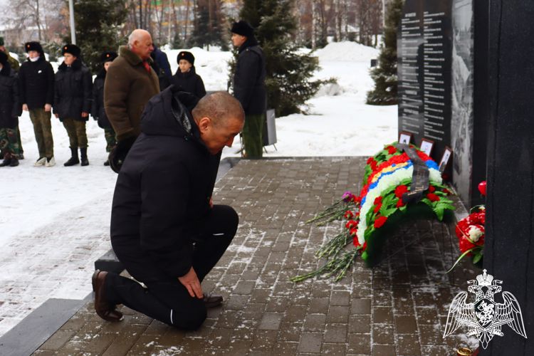 Личный состав Росгвардии почтил память погибших сотрудников ОМОН