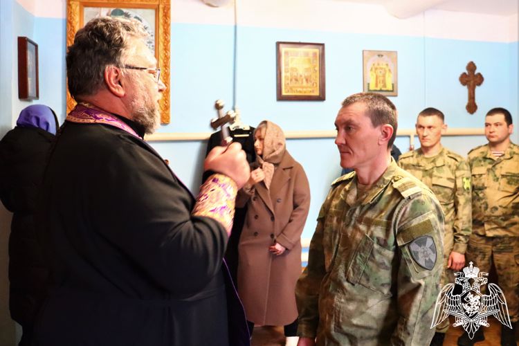 В Горно-Алтайске состоялся молебен за здравие росгвардейцев, участвующих в специальной военной операции