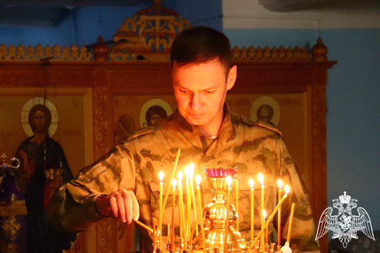 В Горно-Алтайске состоялся молебен за здравие росгвардейцев, участвующих в специальной военной операции