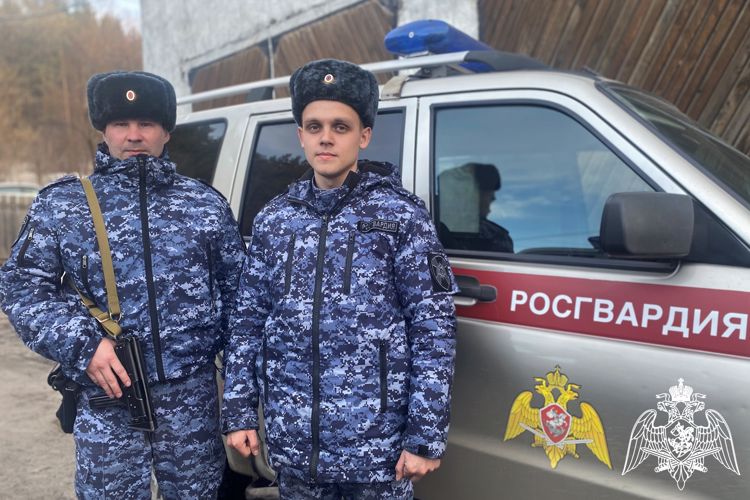 Росгвардейцы оказали помощь упавшей на улице в Горно-Алтайске женщине