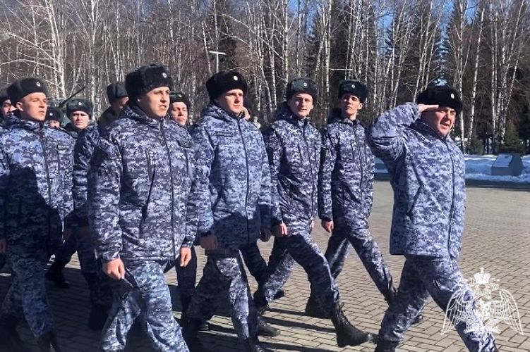 В Республике Алтай росгвардейцы приняли участие в гарнизонном разводе нарядов, заступающих на охрану общественного порядка