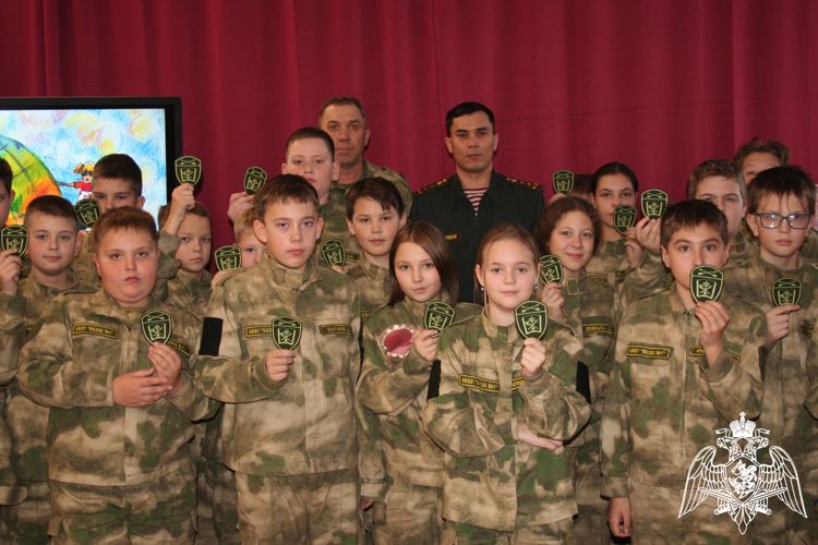 В Республике Алтай росгвардейцы провели Уроки мужества для школьников