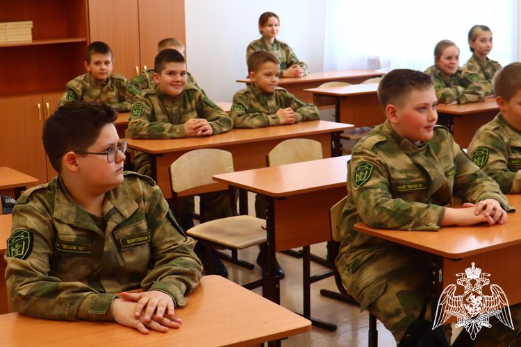 В Республике Алтай росгвардейцы провели Уроки мужества для школьников