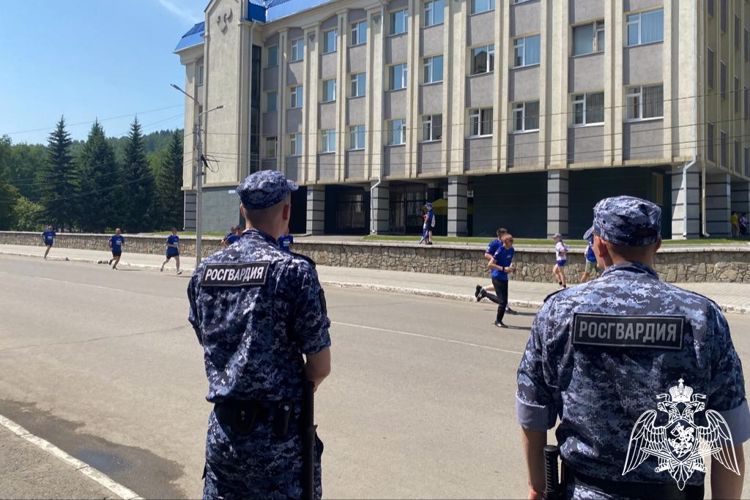 В Горно-Алтайске росгвардейцы обеспечили безопасность участников всероссийского полумарафона