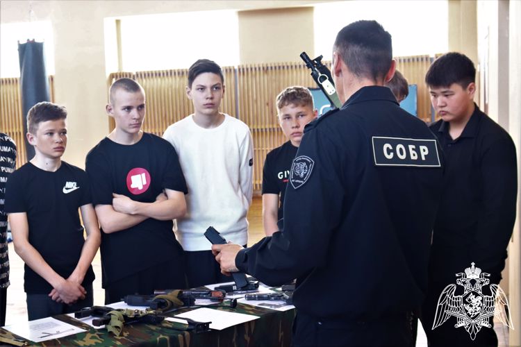 В Республике Алтай сотрудники специальных подразделений Росгвардии провели День открытых дверей для школьников 
