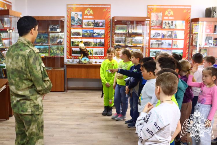 В Республике Алтай сотрудники специальных подразделений Росгвардии провели День открытых дверей для школьников 