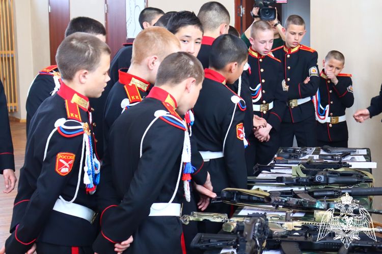 В Республике Алтай сотрудники специальных подразделений Росгвардии провели День открытых дверей для школьников 