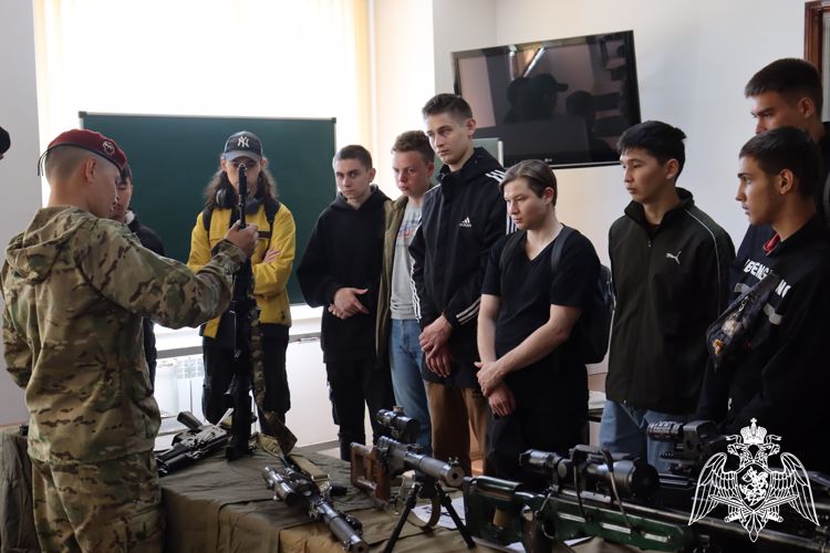 В Республике Алтай сотрудники специальных подразделений Росгвардии провели День открытых дверей для школьников 