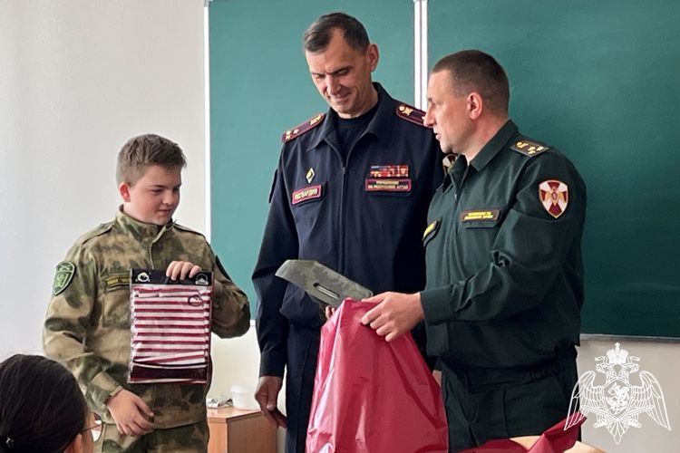 В Республике Алтай росгвардейцы поздравили воспитанников профильного кадетского класса с окончанием учебного года 