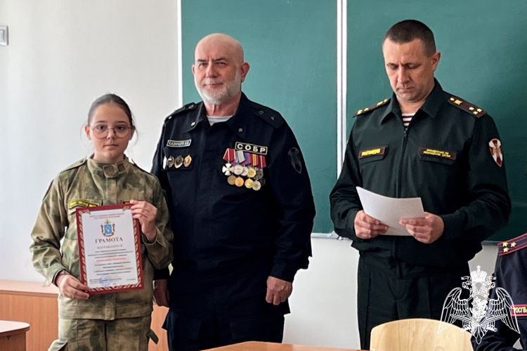В Республике Алтай росгвардейцы поздравили воспитанников профильного кадетского класса с окончанием учебного года 