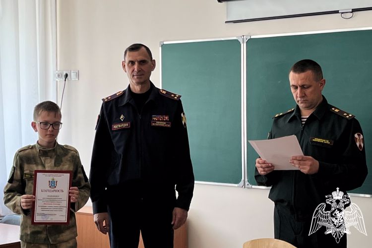 В Республике Алтай росгвардейцы поздравили воспитанников профильного кадетского класса с окончанием учебного года 