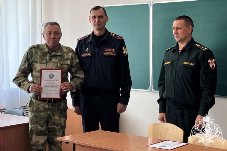 В Республике Алтай росгвардейцы поздравили воспитанников профильного кадетского класса с окончанием учебного года 