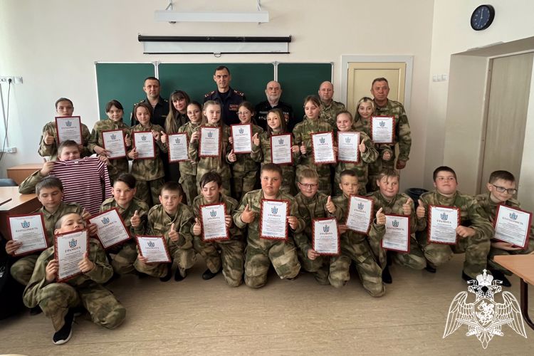 В Республике Алтай росгвардейцы поздравили воспитанников профильного кадетского класса с окончанием учебного года 