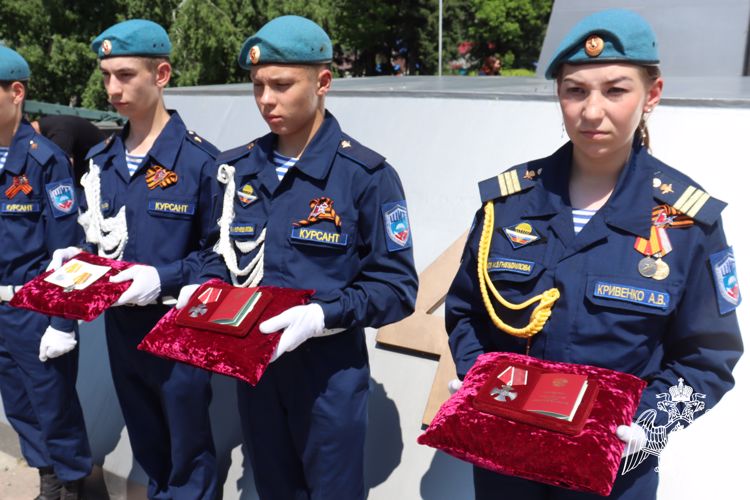 В Горно-Алтайске росгвардейцы приняли участие в церемонии передачи орденов Мужества родителям погибших военнослужащих