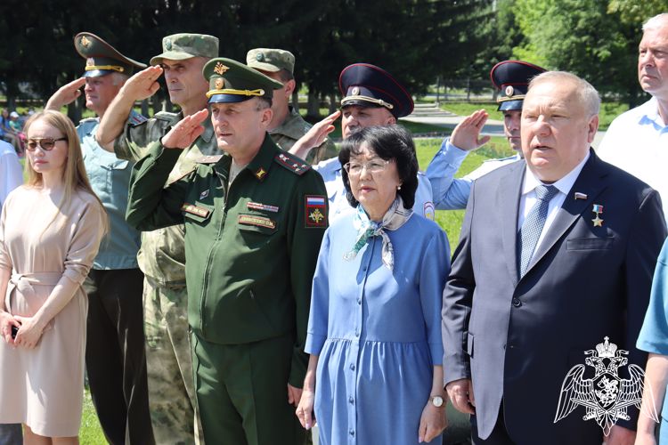 В Горно-Алтайске росгвардейцы приняли участие в церемонии передачи орденов Мужества родителям погибших военнослужащих