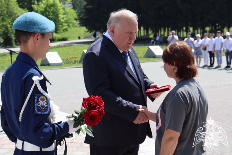 В Горно-Алтайске росгвардейцы приняли участие в церемонии передачи орденов Мужества родителям погибших военнослужащих