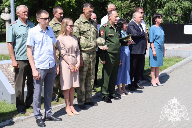 В Горно-Алтайске росгвардейцы приняли участие в церемонии передачи орденов Мужества родителям погибших военнослужащих
