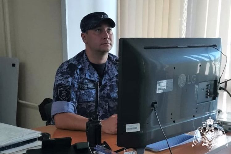Росгвардеец оказал доврачебную помощь пожилой женщине в Горно-Алтайске