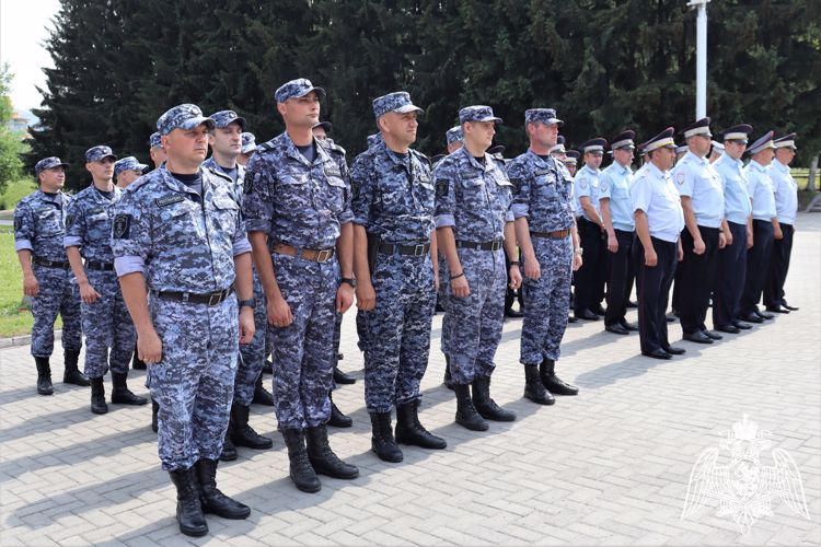 В Горно-Алтайске прошел гарнизонный развод строевых подразделений Росгвардии и полиции, заступающих на охрану общественного порядка 