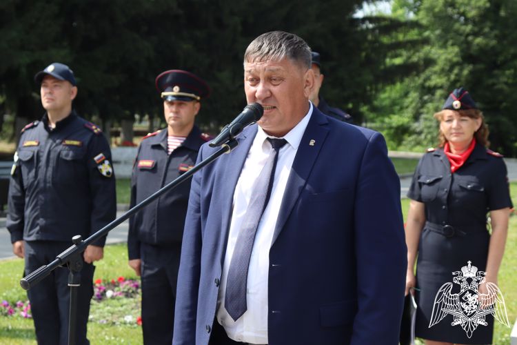 В Горно-Алтайске прошел гарнизонный развод строевых подразделений Росгвардии и полиции, заступающих на охрану общественного порядка 