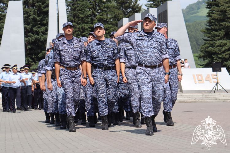 В Горно-Алтайске прошел гарнизонный развод строевых подразделений Росгвардии и полиции, заступающих на охрану общественного порядка 