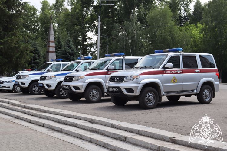 В Горно-Алтайске прошел гарнизонный развод строевых подразделений Росгвардии и полиции, заступающих на охрану общественного порядка 