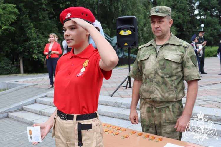Росгвардейцы приняли участие в награждении участников парада, посвященного Дню Победы 