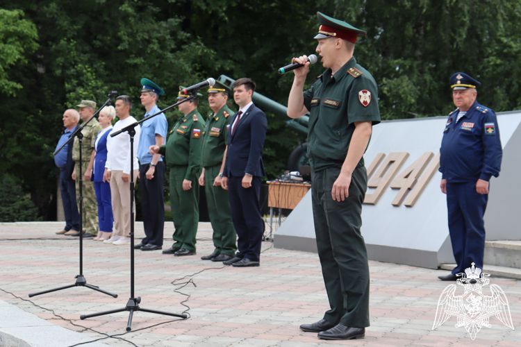 Росгвардейцы приняли участие в награждении участников парада, посвященного Дню Победы 