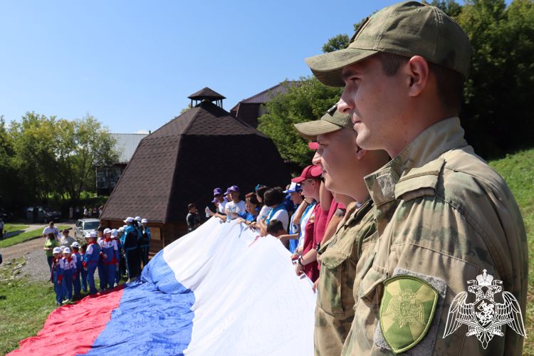 В Республике Алтай росгвардейцы отметили День Государственного флага Российской Федерации