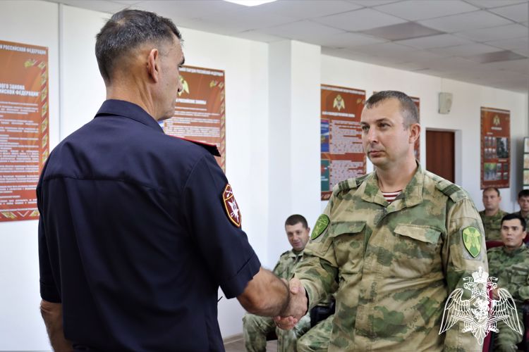 В Республике Алтай росгвардейцы отметили День Государственного флага Российской Федерации