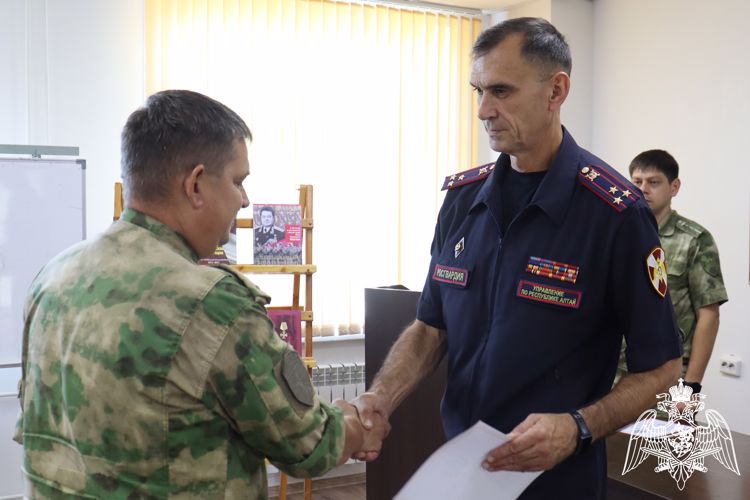 В Республике Алтай росгвардейцы отметили День Государственного флага Российской Федерации