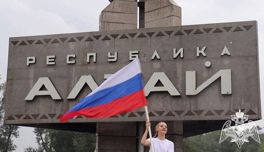 В Республике Алтай росгвардейцы отметили День Государственного флага Российской Федерации