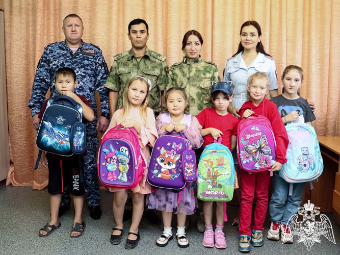 В Горно-Алтайске Росгвардейцы помогли собраться в школу первоклассникам из малообеспеченных семей