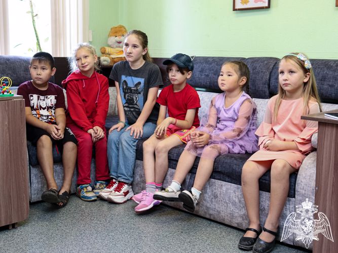 В Горно-Алтайске Росгвардейцы помогли собраться в школу первоклассникам из малообеспеченных семей