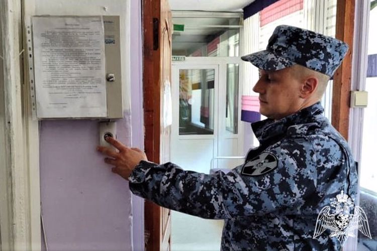Росгвардейцы проверяют готовность школ к началу учебного года