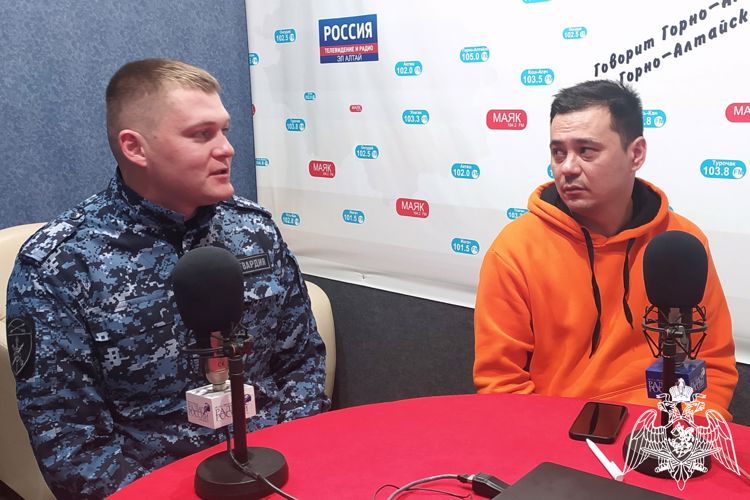 В эфире республиканского радио росгвардеец напомнил о правилах обращения с оружием в период сезона охоты 