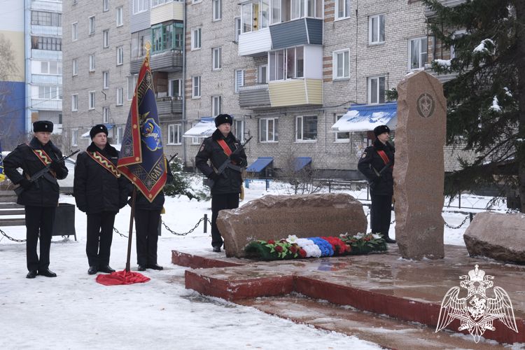 В Республике Алтай росгвардейцы почтили память сотрудников органов внутренних дел, погибших при выполнении служебных обязанностей
