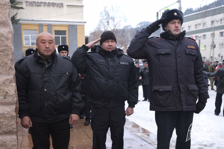 В Республике Алтай росгвардейцы почтили память сотрудников органов внутренних дел, погибших при выполнении служебных обязанностей